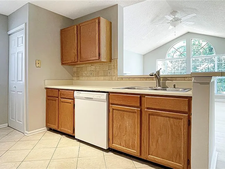 901 Wentworth Ct — Photo 9