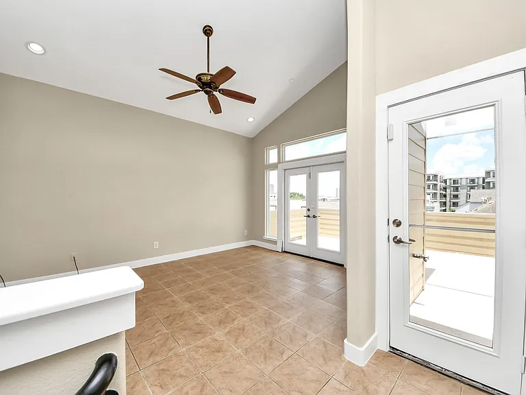 1807 W Webster St — Photo 30