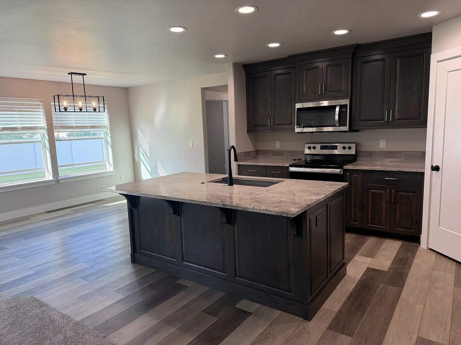 4 bed, 2.5 bath, 1943 sqft, $2,300 — Photo 3
