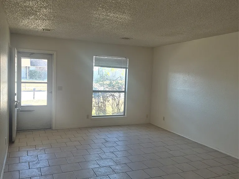 1031 N Oak Ct — Photo 3