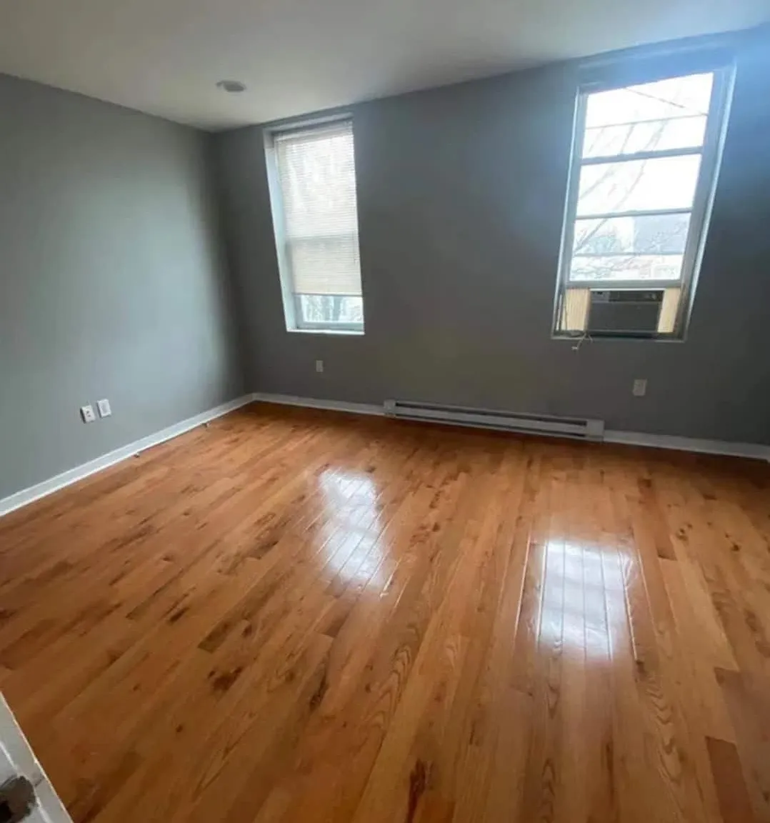 3 bed, $1,300 — Photo 2