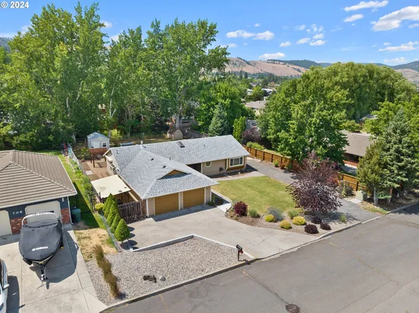 704 Hillcrest Dr, La Grande, OR 97850