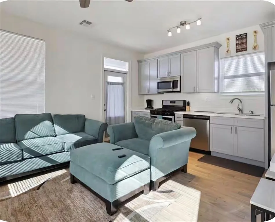 2 bed, 900 sqft, $1,550 — Photo 2