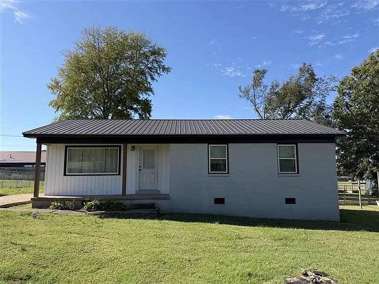 142 Maywood Dr — Photo 1