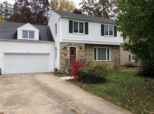 371 Lake Forest Dr, Bay Village, OH