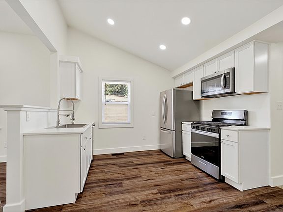 5th image of 934 Olive St