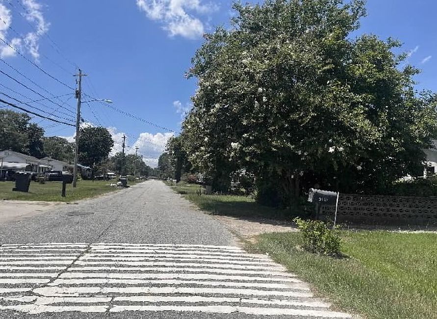 Exterior Neighborhood (street photo)