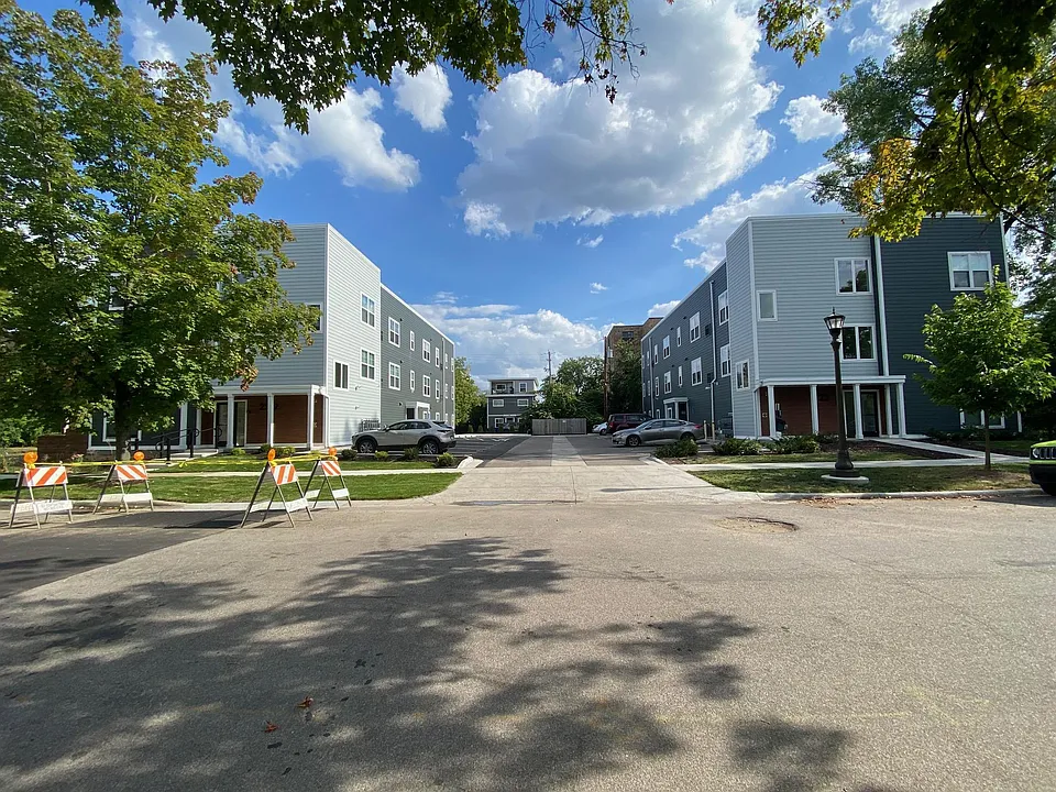 2212 W Stewart Ave #9