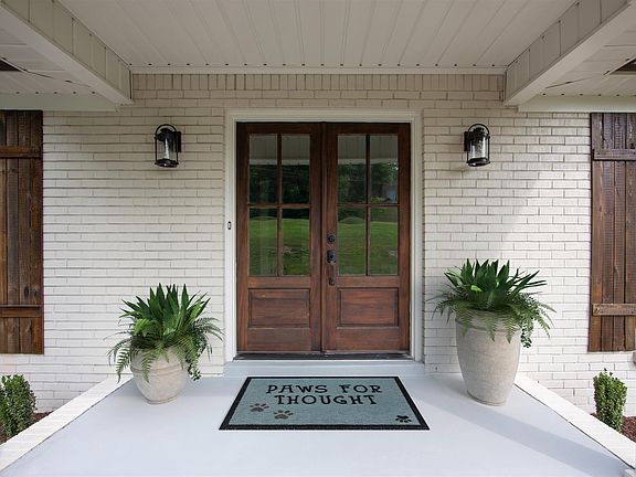 3rd image of 2221 Castlewood Dr