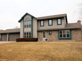 1000 E Stonegate Dr, Oak Creek, WI 53154