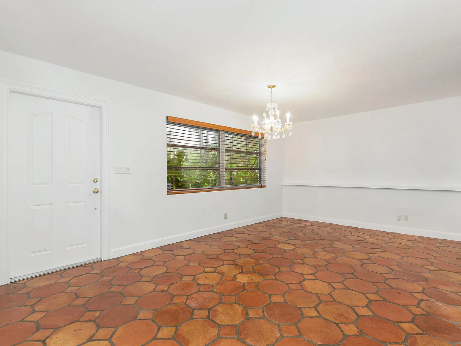 3 bed, 2.0 bath, 1206 sqft, $4,500 — Photo 3