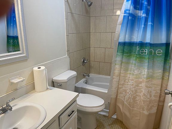 948 Wellington, Bathroom with a closet, right