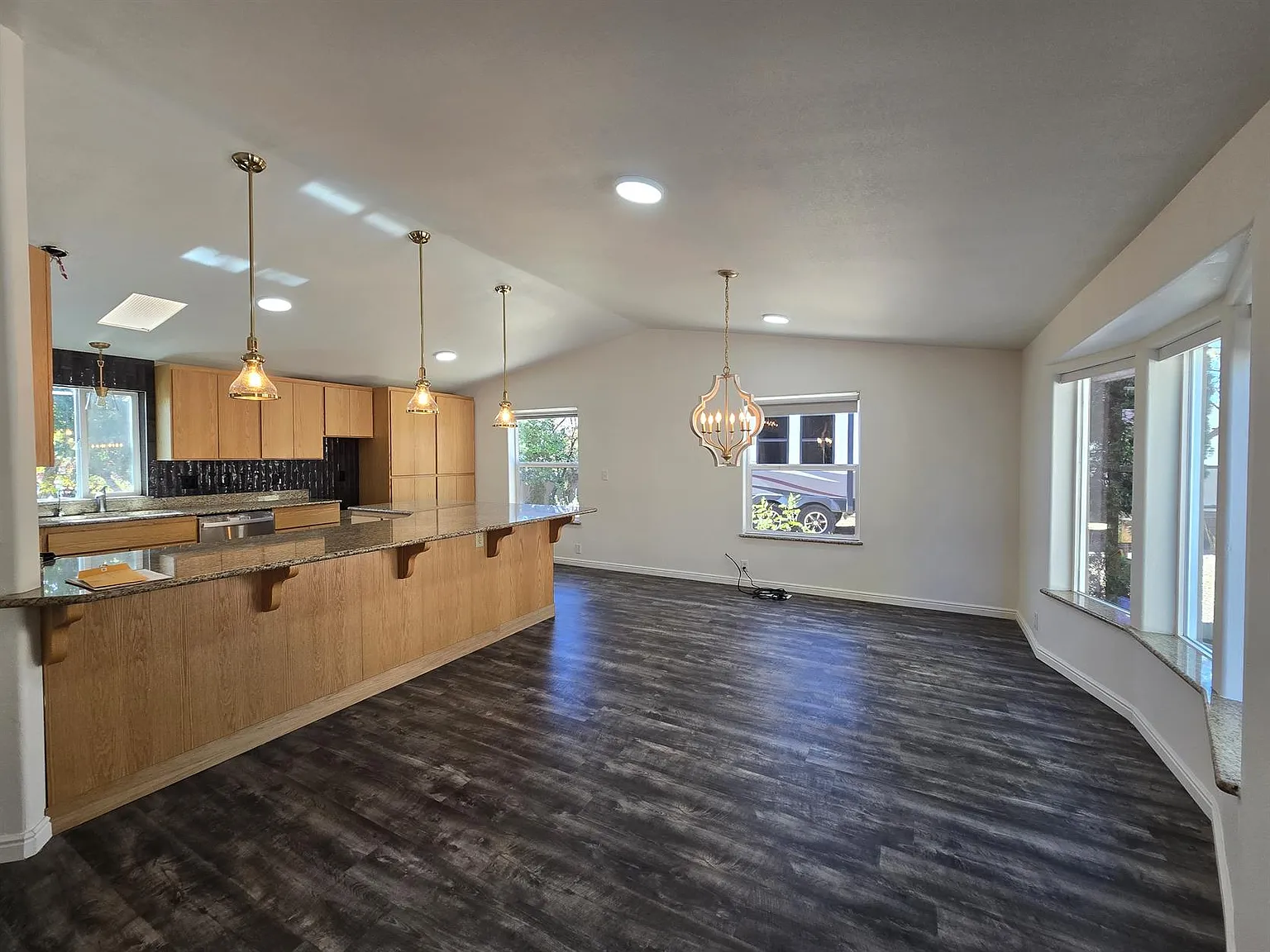R634 - 165 Utah Ave — Photo 2