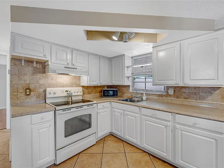 7804 Niagara Dr — Photo 9