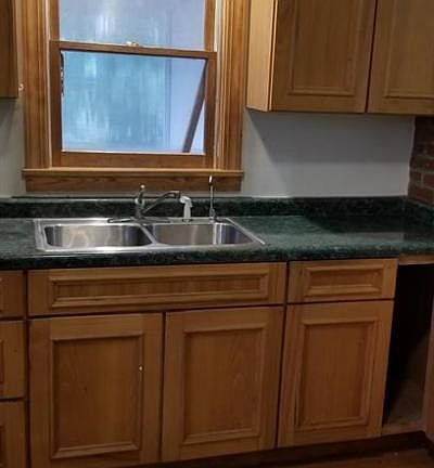 4th image of 704 W Burlington Ave