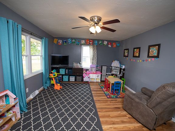 3rd image of 881 Windsor Dr