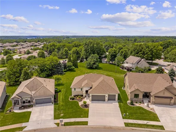 4209 NE Hideaway Dr, Lees Summit, MO 64064