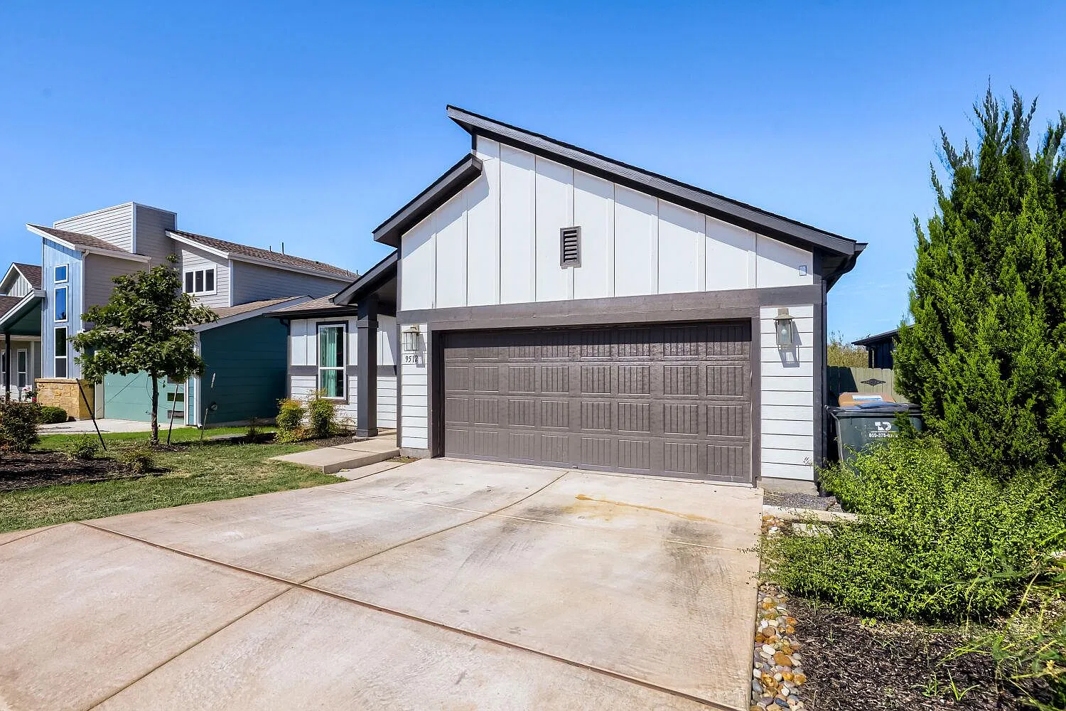 3 bed, 2.0 bath, 2050 sqft, $3,400 — Photo 3