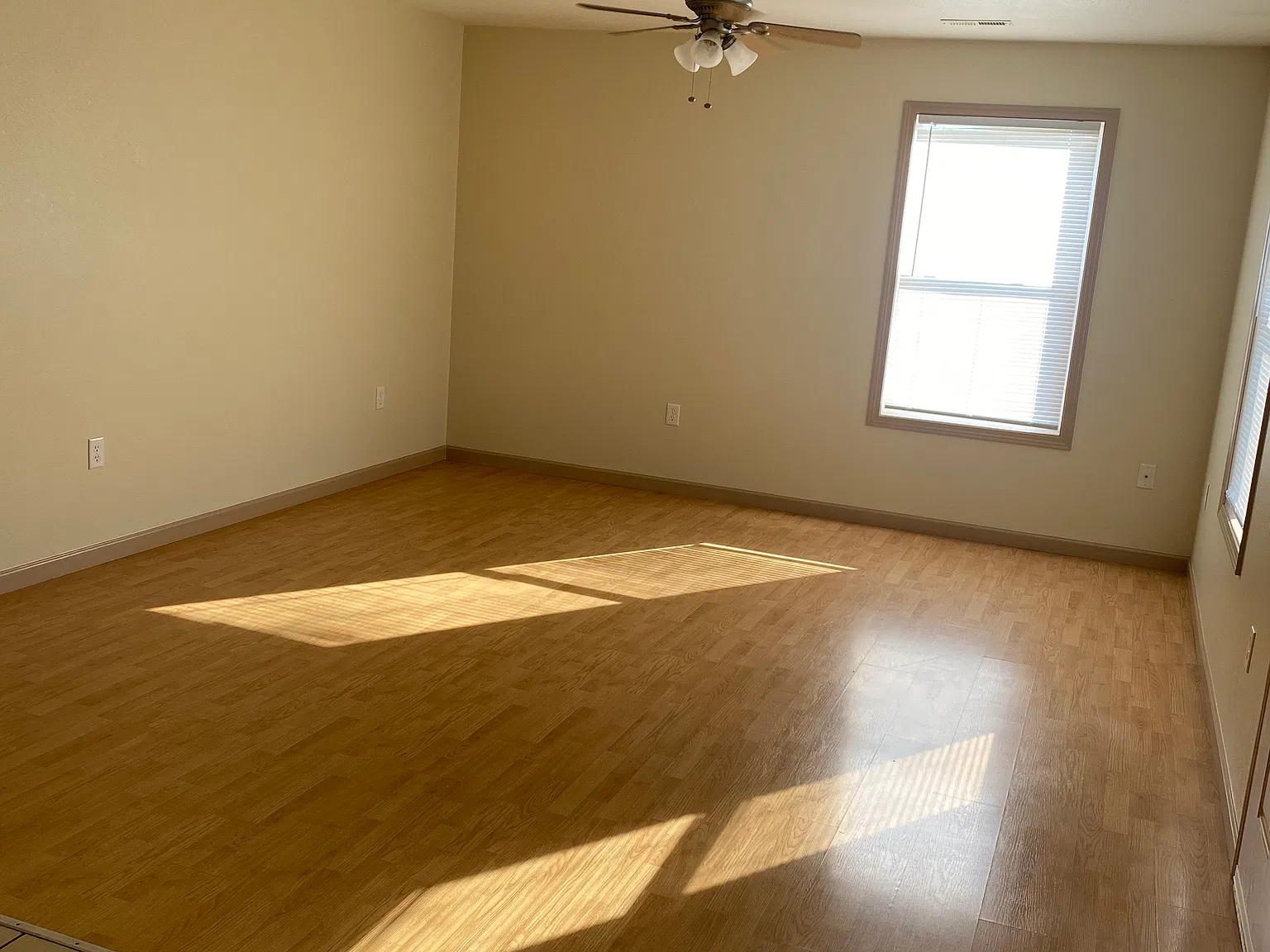 2 bed, 1000 sqft, $1,400 — Photo 3