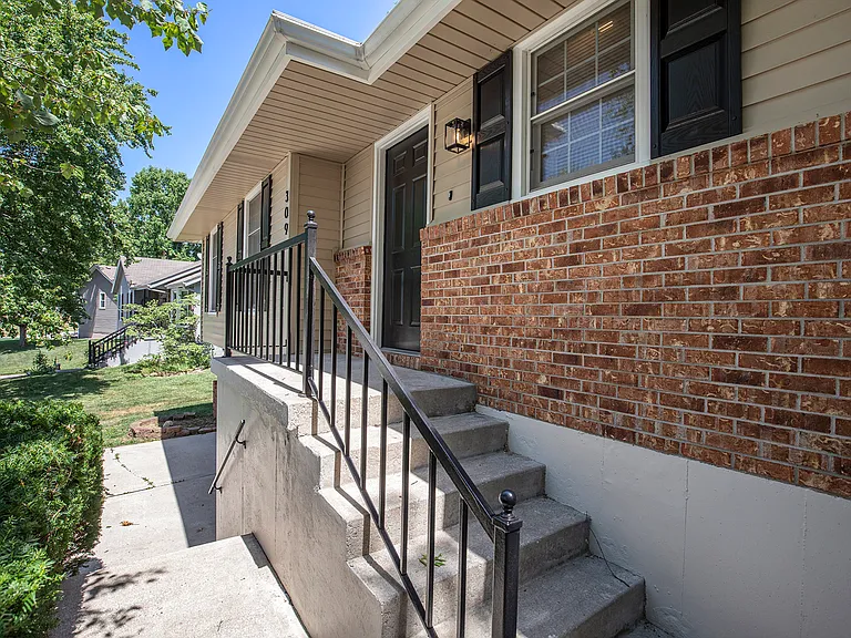 309 SE Brownfield Dr — Photo 21