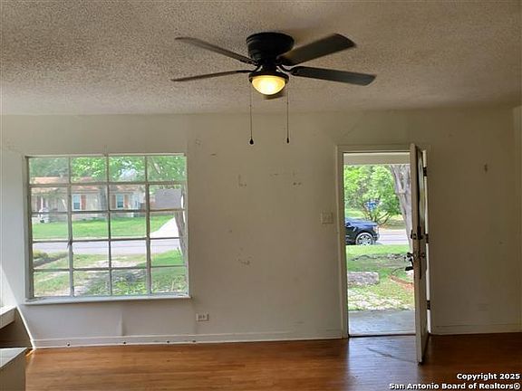 3rd image of 146 Larchmont