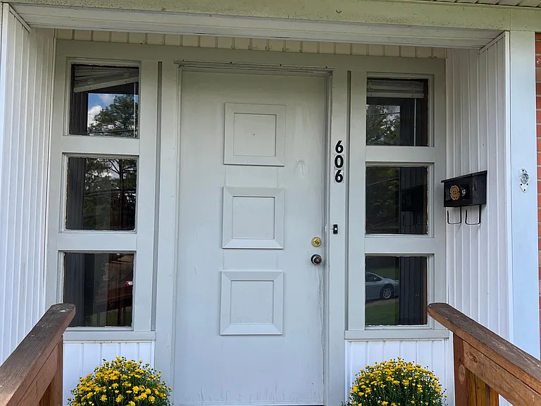 606 S Montgomery St — Photo 4