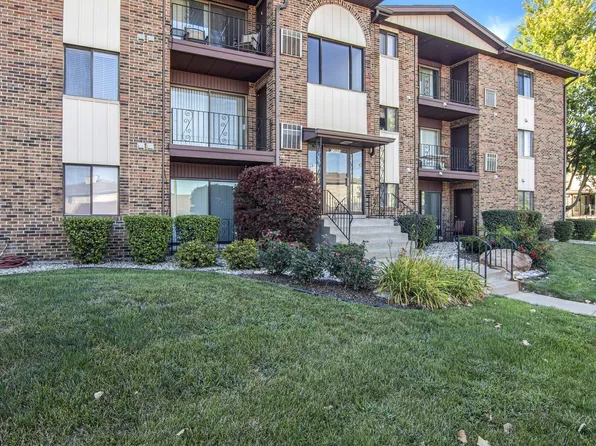 13933 Laramie Ave APT 214, Crestwood, IL 60418