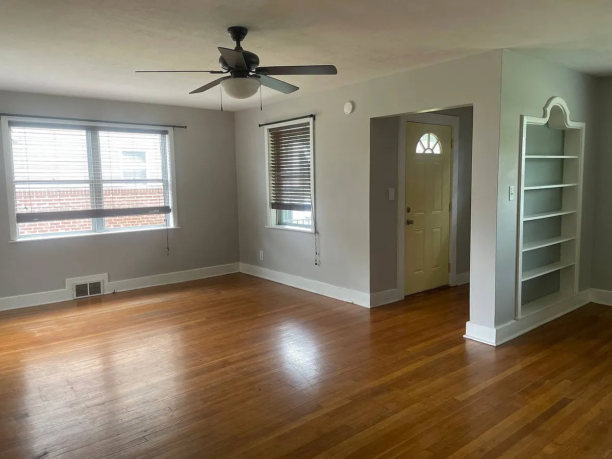 Front entry/living room - 911 E 2nd North St