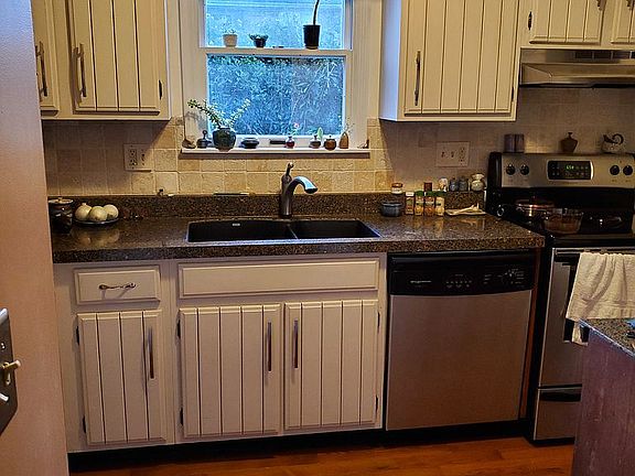 4th image of 20 Charleston Dr #2