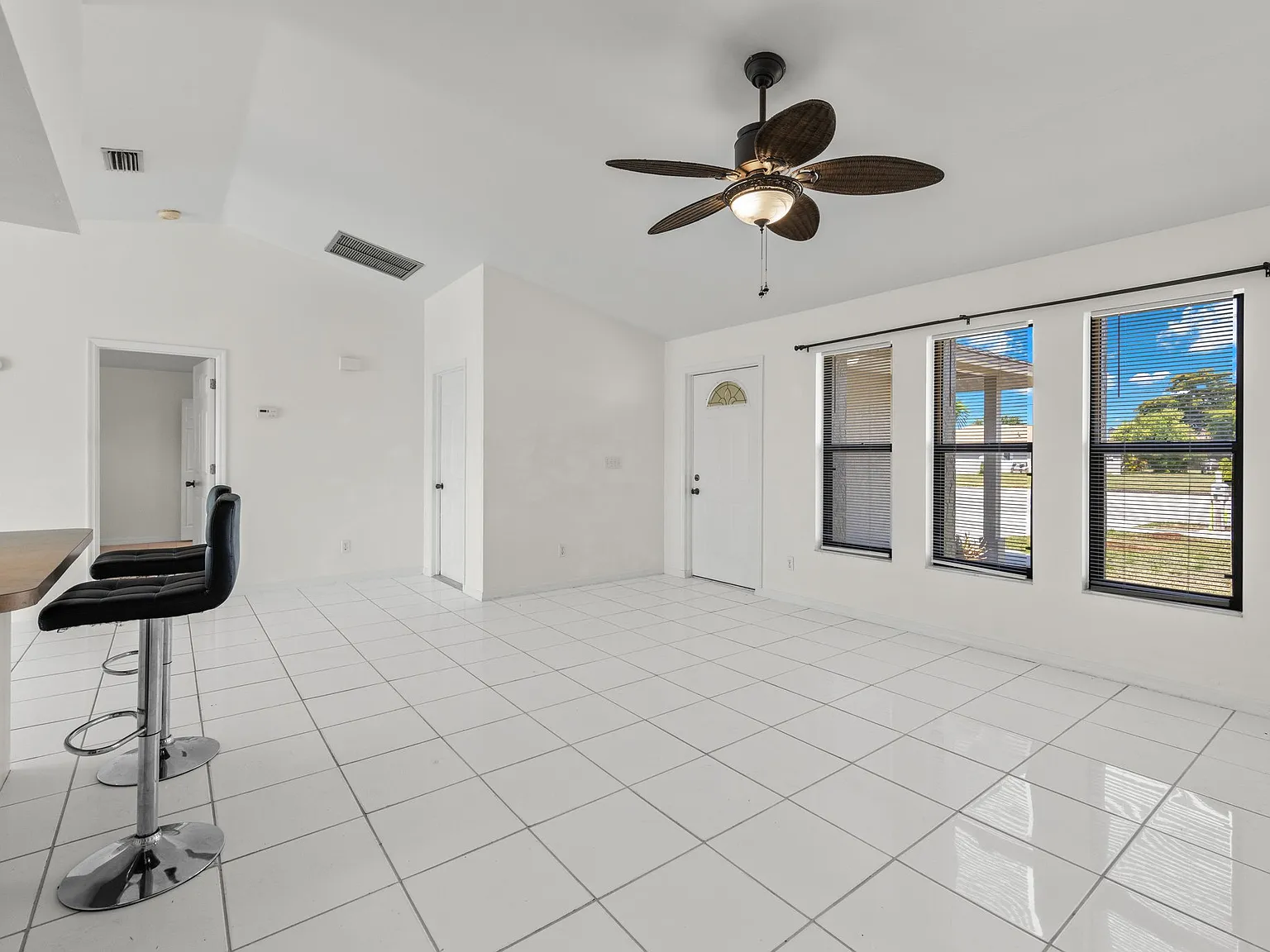 3 Bed 2 Bath w/garage Pool Home — Photo 2