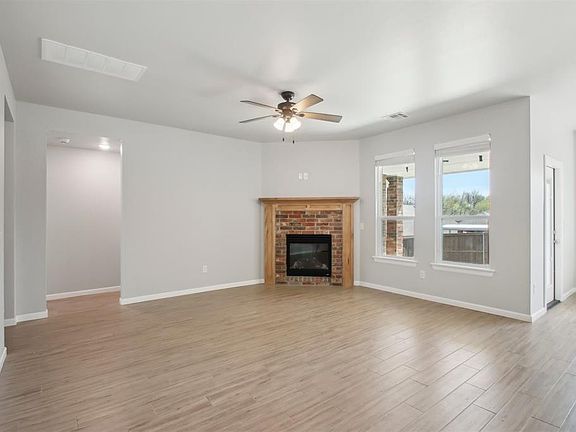 4th image of 906 Dahlia Ln