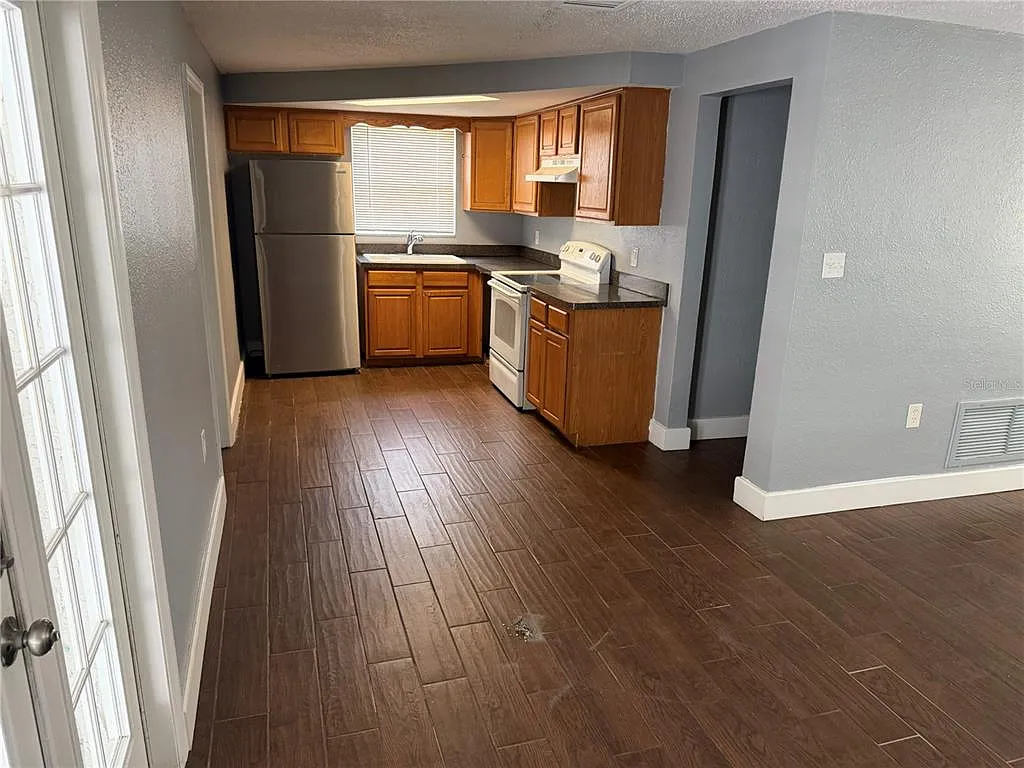 3 bed, 2.0 bath, 1006 sqft, $1,600 — Photo 4