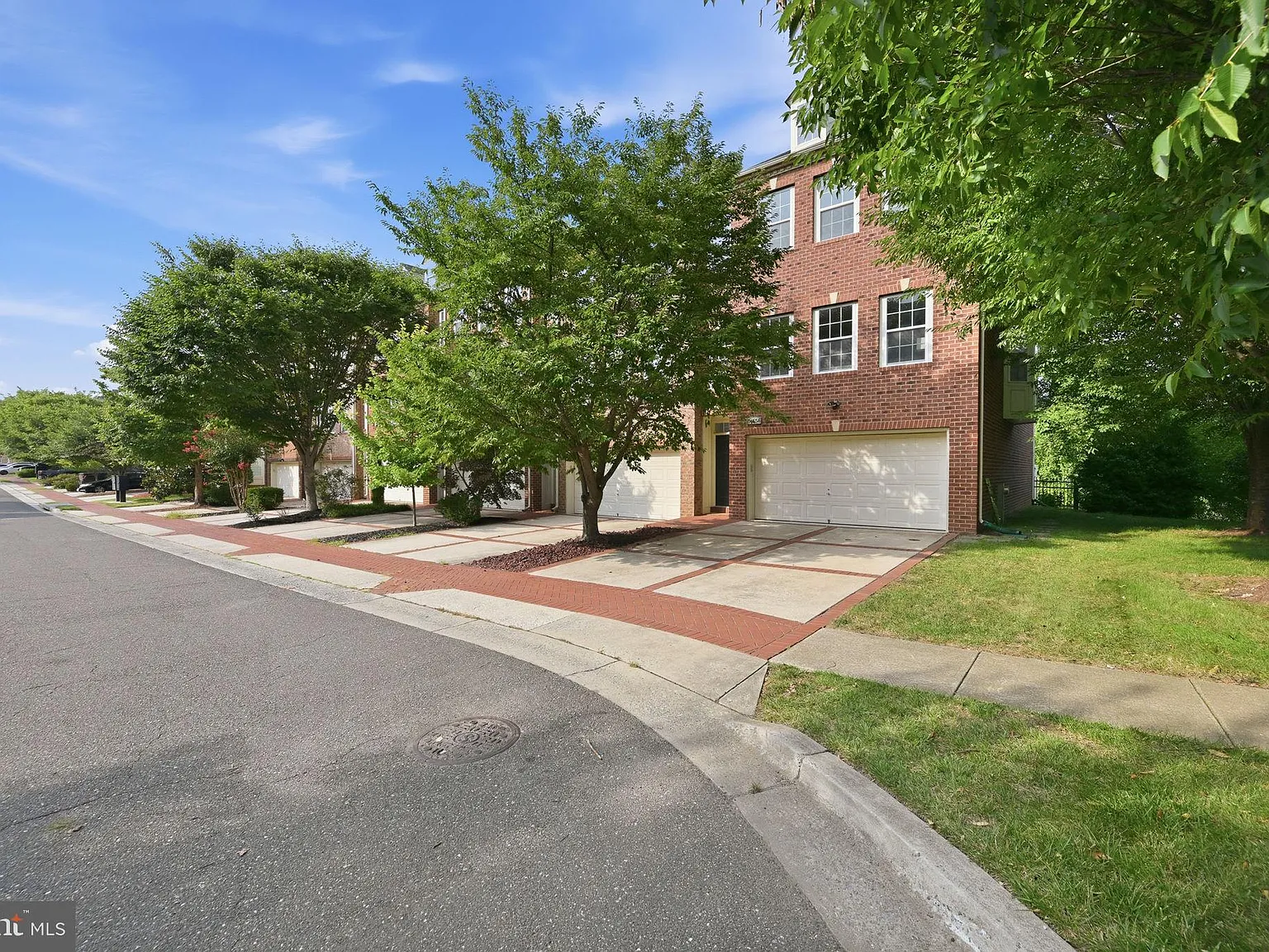 3 bed, 4.0 bath, 2030 sqft, $3,650 — Photo 3