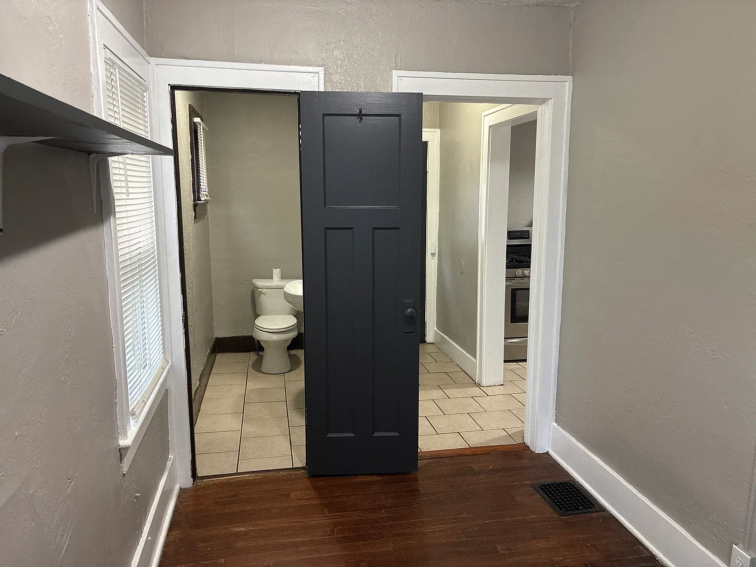 3 bed, 1.5 bath, 1800 sqft, $1,200 — Photo 4
