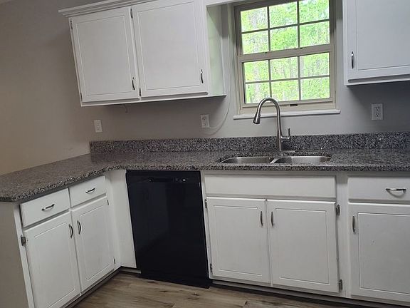 5th image of 136 Wintergreen Dr