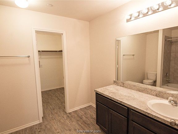 4th image of 2012 Oakwood Forest Dr