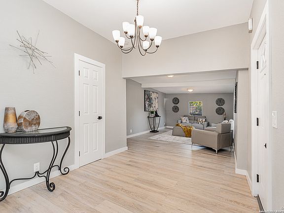 5th image of 521 STRATFORD CT