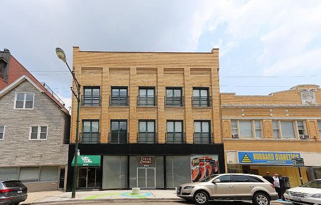 1st image of 3017 N Lincoln Ave APT 205