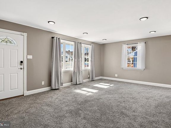 5th image of 416 Stuart Ln