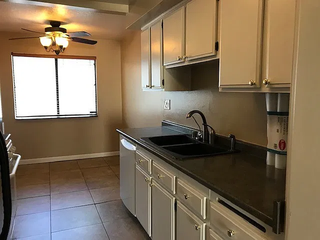 3 bed, 1199 sqft, $3,295 — Photo 3