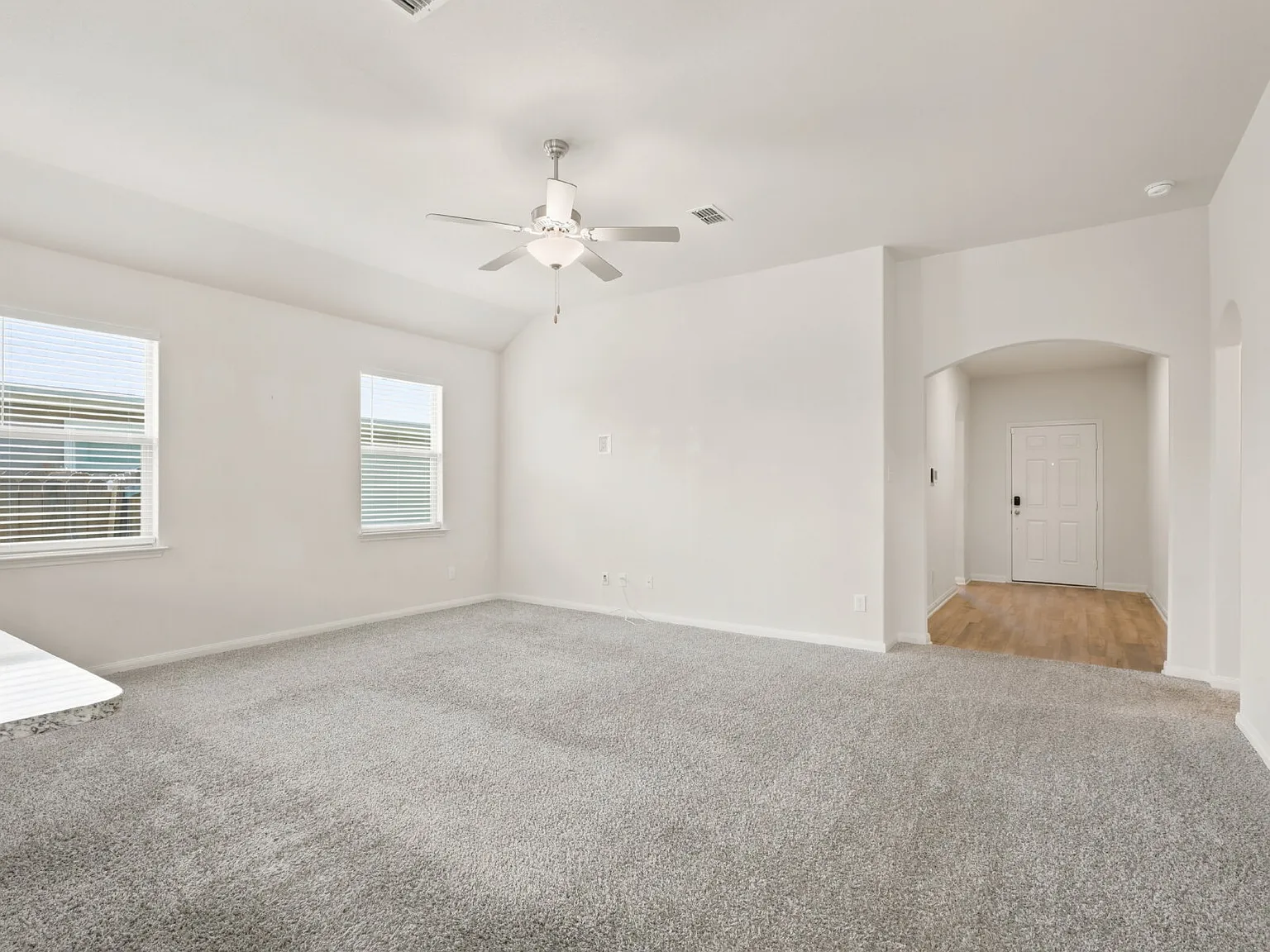 4 bed, 2.0 bath, 1724 sqft, $2,100 — Photo 4