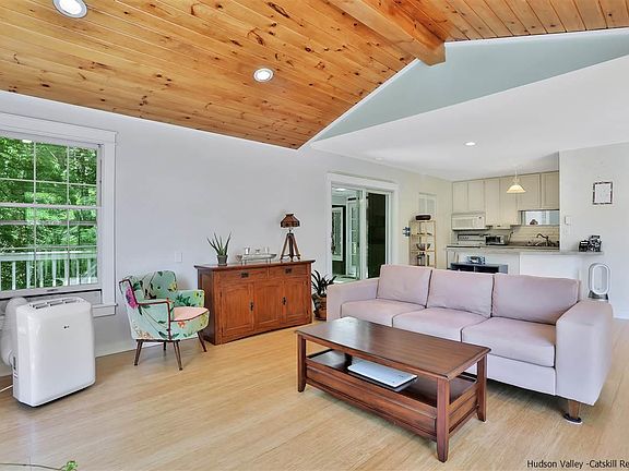 5th image of 415 Vineyard Ave
