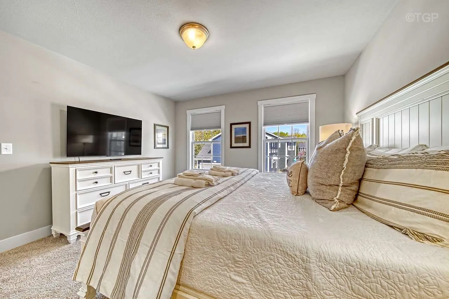 3 bed, 2.0 bath, 1463 sqft, $6,976 — Photo 2