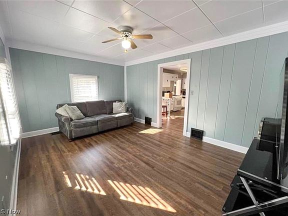 5th image of 107 W Main St