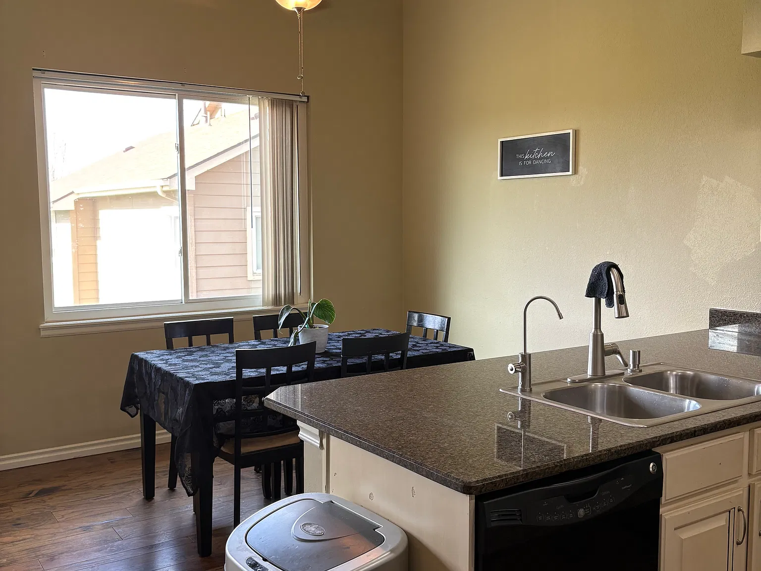 2 bed, 1265 sqft, $2,200 — Photo 3