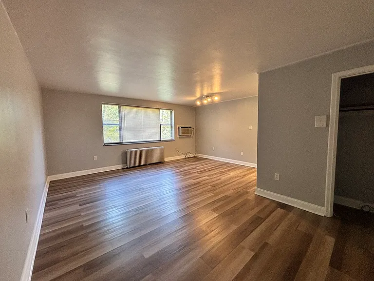 Royal Gardens Apartments — Photo 11