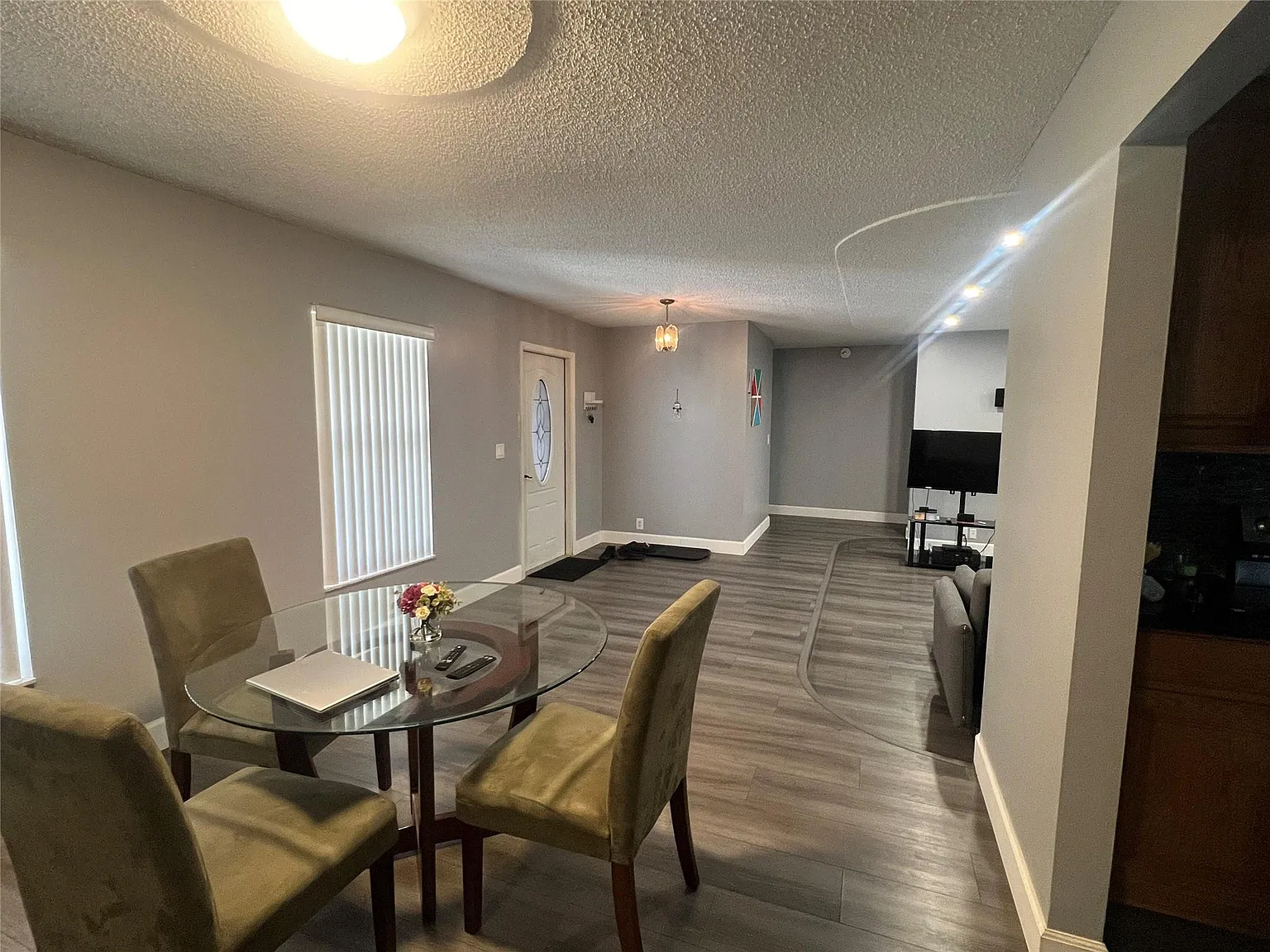 3 bed, 2.0 bath, 1655 sqft, $3,600 — Photo 3
