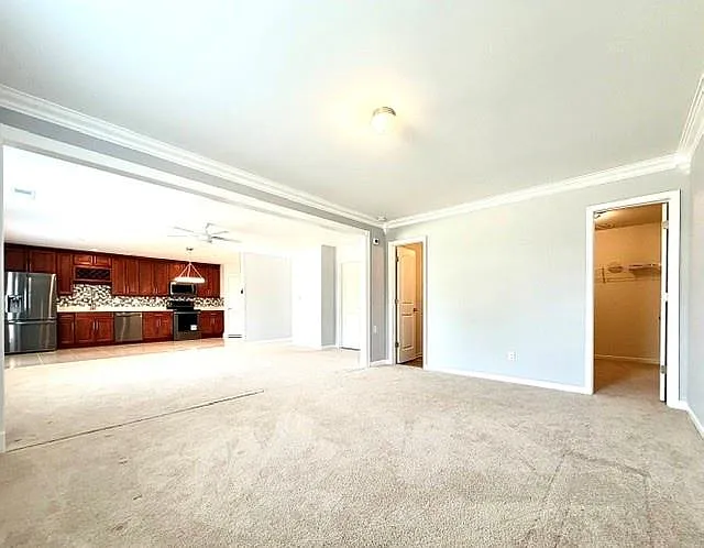 4 bed, 2410 sqft, $2,100 — Photo 2