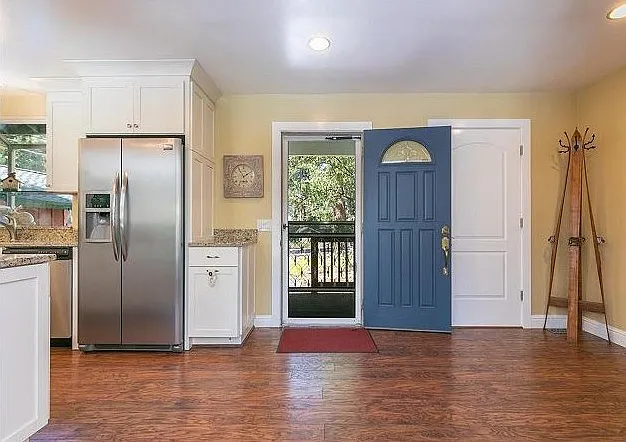 3 bed, 1298 sqft, $4,960 — Photo 2