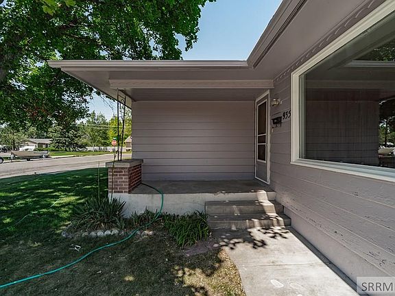4th image of 935 Stanger Ave